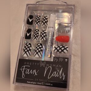 Pretty Woman Black and White Faux Nails Set